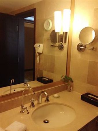 Poly White Rose Hotel