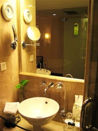 Poly White Rose Hotel