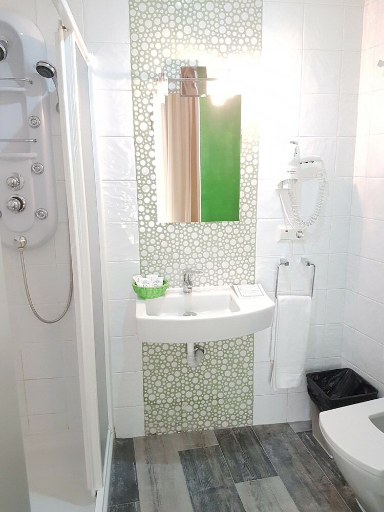 Hotel Y Apartamentos Do�a Lola