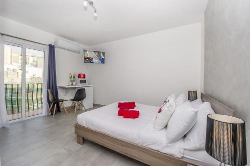 Studio Apartments, Theoria Travel
