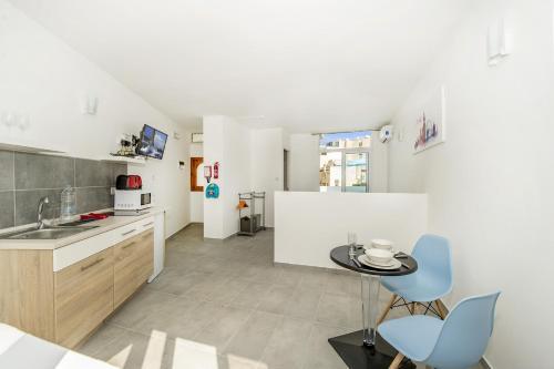 Studio Apartments, Theoria Travel