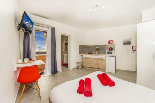 Studio Apartments, Theoria Travel