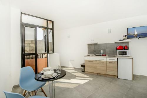 Studio Apartments, Theoria Travel