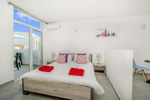 Studio Apartments, Theoria Travel