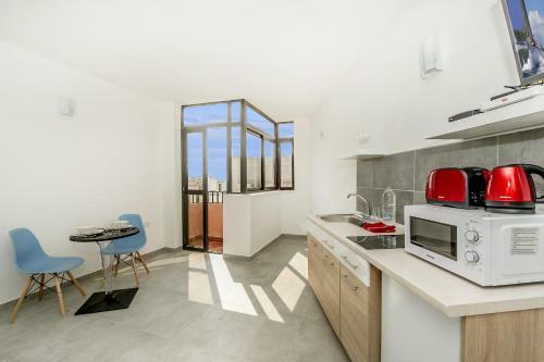 Studio Apartments, Theoria Travel
