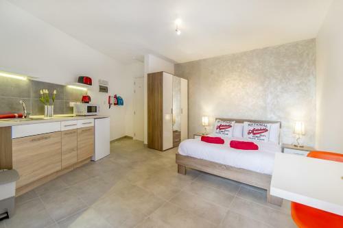 Studio Apartments, Theoria Travel
