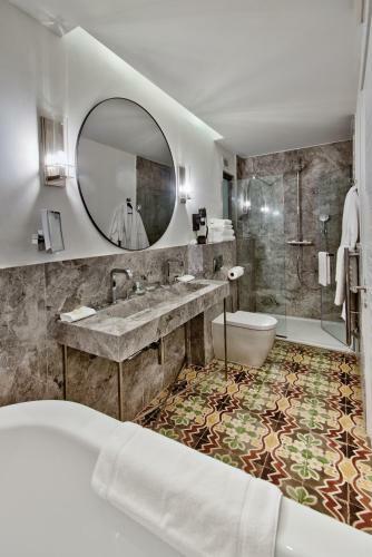 Hostal 66 Saint Paul's & Spa