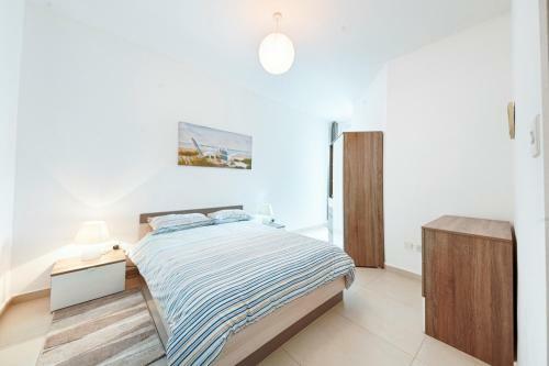 Bright 2 Bedroom Apartment - Free Wifi