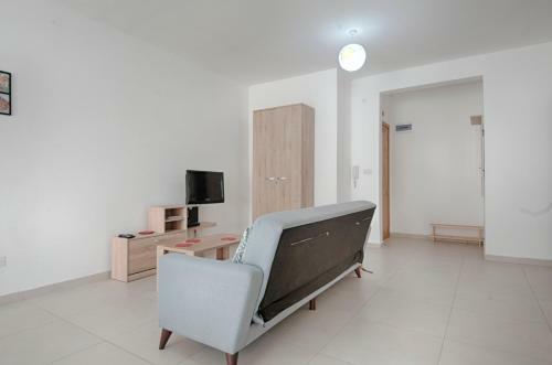 Bright 2 Bedroom Apartment - Free Wifi