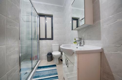 Bright 2 Bedroom Apartment - Free Wifi