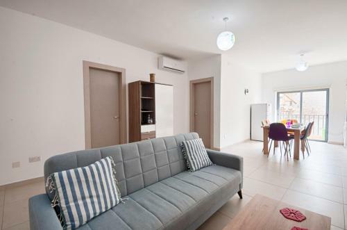 Bright 2 Bedroom Apartment - Free Wifi