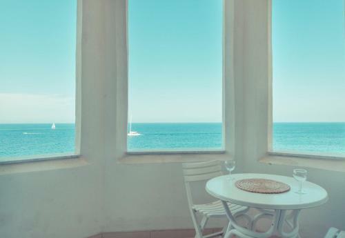 Marvellous Seafront Apartment In Sliema