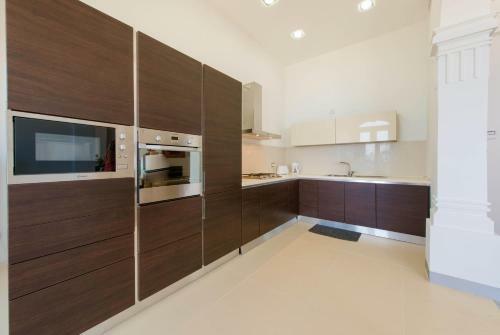 Marvellous Seafront Apartment In Sliema