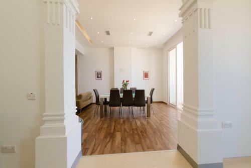 Marvellous Seafront Apartment In Sliema