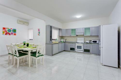 Marvellous Seafront Apartment In Sliema