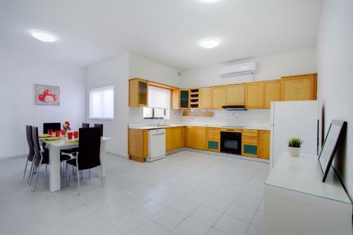 Marvellous Seafront Apartment In Sliema