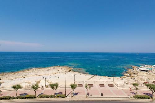 Marvellous Seafront Apartment In Sliema