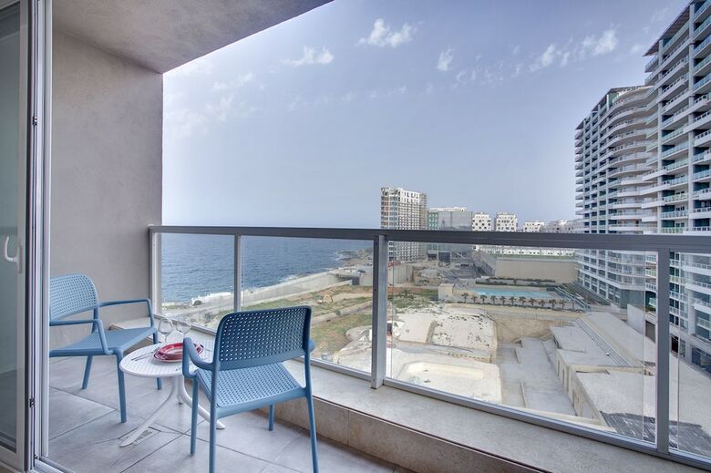 Modern Seaview Apartment In A Prime Location