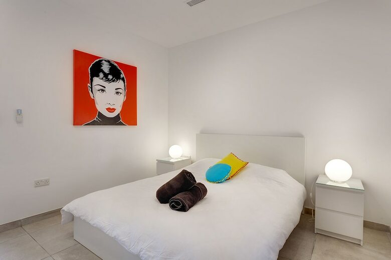 Modern Seaview Apartment In A Prime Location
