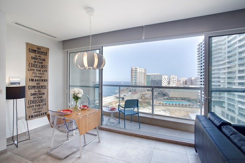 Modern Seaview Apartment In A Prime Location