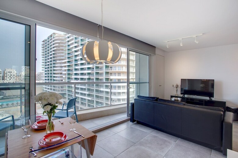 Modern Seaview Apartment In A Prime Location