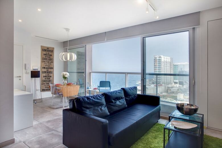 Modern Seaview Apartment In A Prime Location
