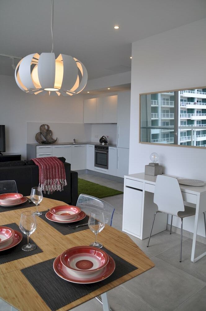 Modern Seaview Apartment In A Prime Location