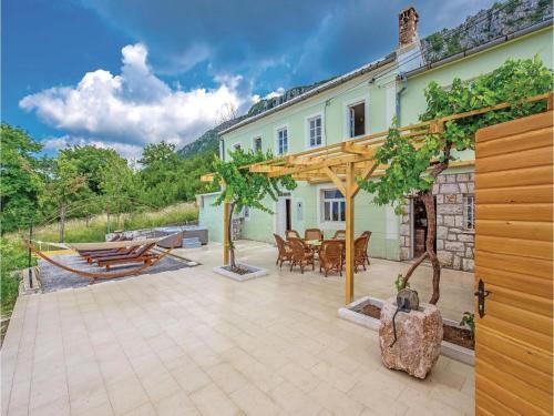 Three-bedroom Holiday Home In Bribir