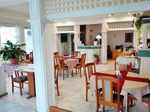 Hostal Del Lago Hotel
