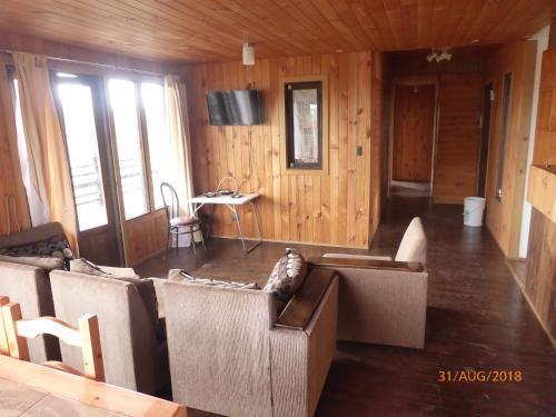 Guanaqueros: Gran Casa Con Quebrada Verde