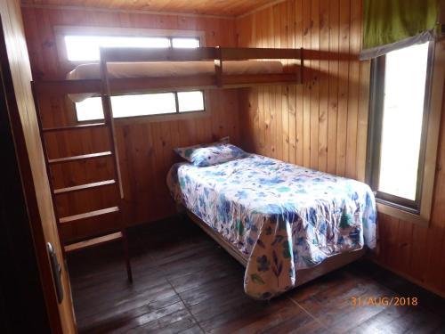Guanaqueros: Gran Casa Con Quebrada Verde