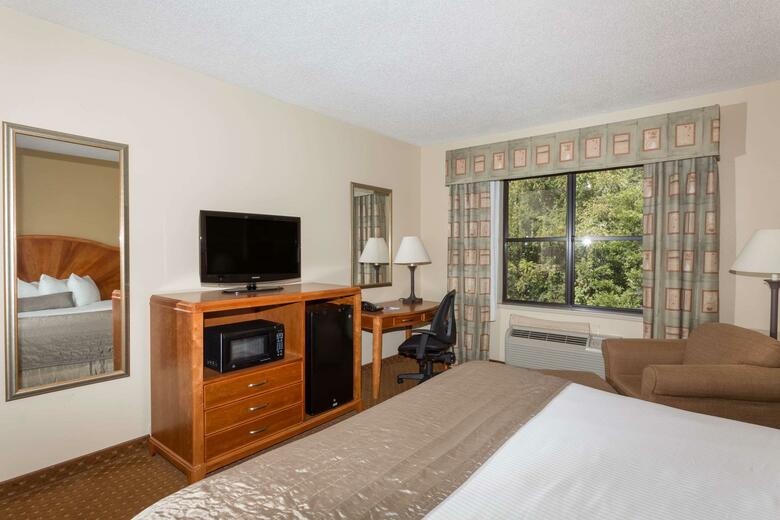 Hotel Baymont Inn And Suites Ashevil