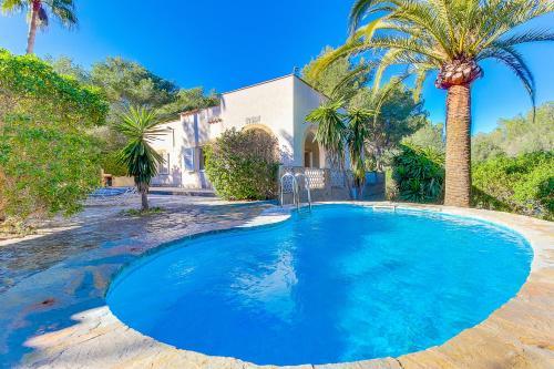 Villa With Pool And Air Conditioning