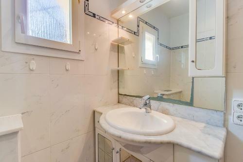 Villa With Pool And Air Conditioning