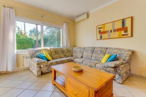 Villa With Pool And Air Conditioning