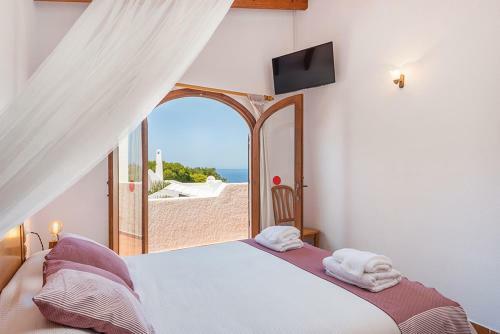 Cala Morell Villa Sleeps 8 Pool Wifi