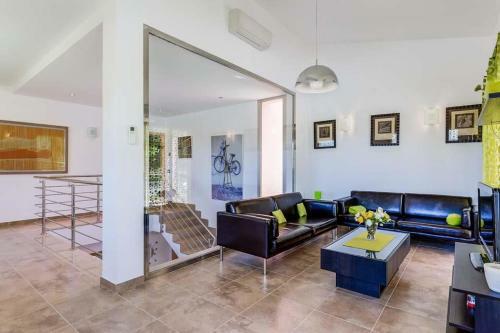 Cala San Vicente Villa Sleeps 10 Pool Air Con Wifi