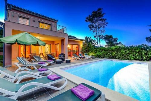 Cala San Vicente Villa Sleeps 10 Pool Air Con Wifi