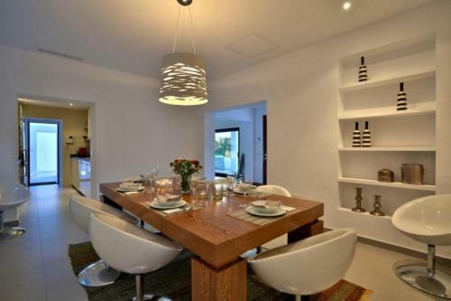 Cala Tarida Villa Sleeps 8 Pool Wifi
