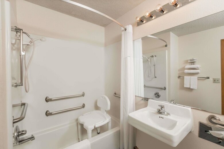 Hotel Howard Johnson Express Inn - Wichita