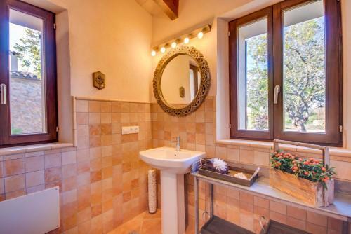 Arta Villa Sleeps 4 Wifi