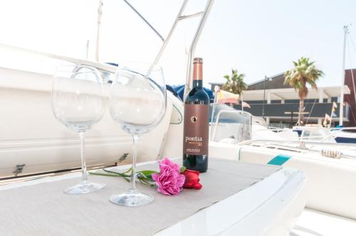 Boat Hotel And Tours