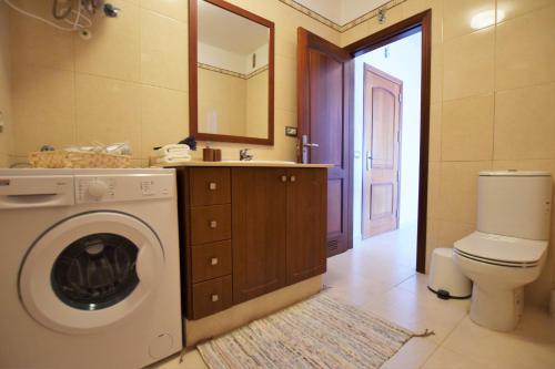 Apartment With Mountain & Sea Views, Pool & Wifi