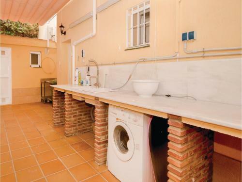 Seven-bedroom Holiday Home In Benalmadena