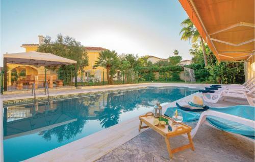 Seven-bedroom Holiday Home In Benalmadena