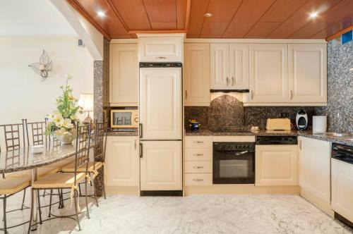 Apartamento Benalmadena Harbour 2br W/ Rooftop Pool