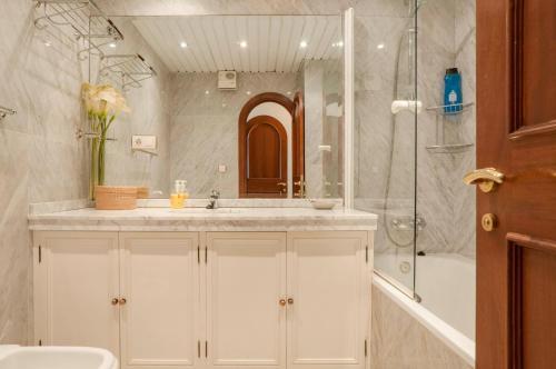 Apartamento Benalmadena Harbour 2br W/ Rooftop Pool