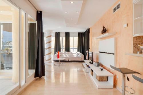 Apartamento Urbanchic Bright Spacious Benalmadena Harbour 2br W/ Rooftop Pool