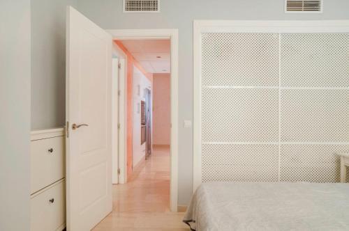 Apartamento Urbanchic Bright Spacious Benalmadena Harbour 2br W/ Rooftop Pool