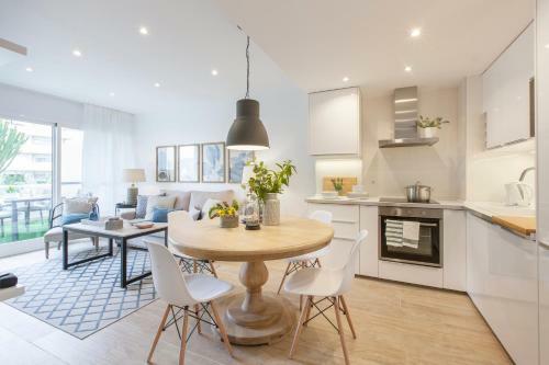 Luxury Frontal Sea 1 Bedroom Apartment Stylish